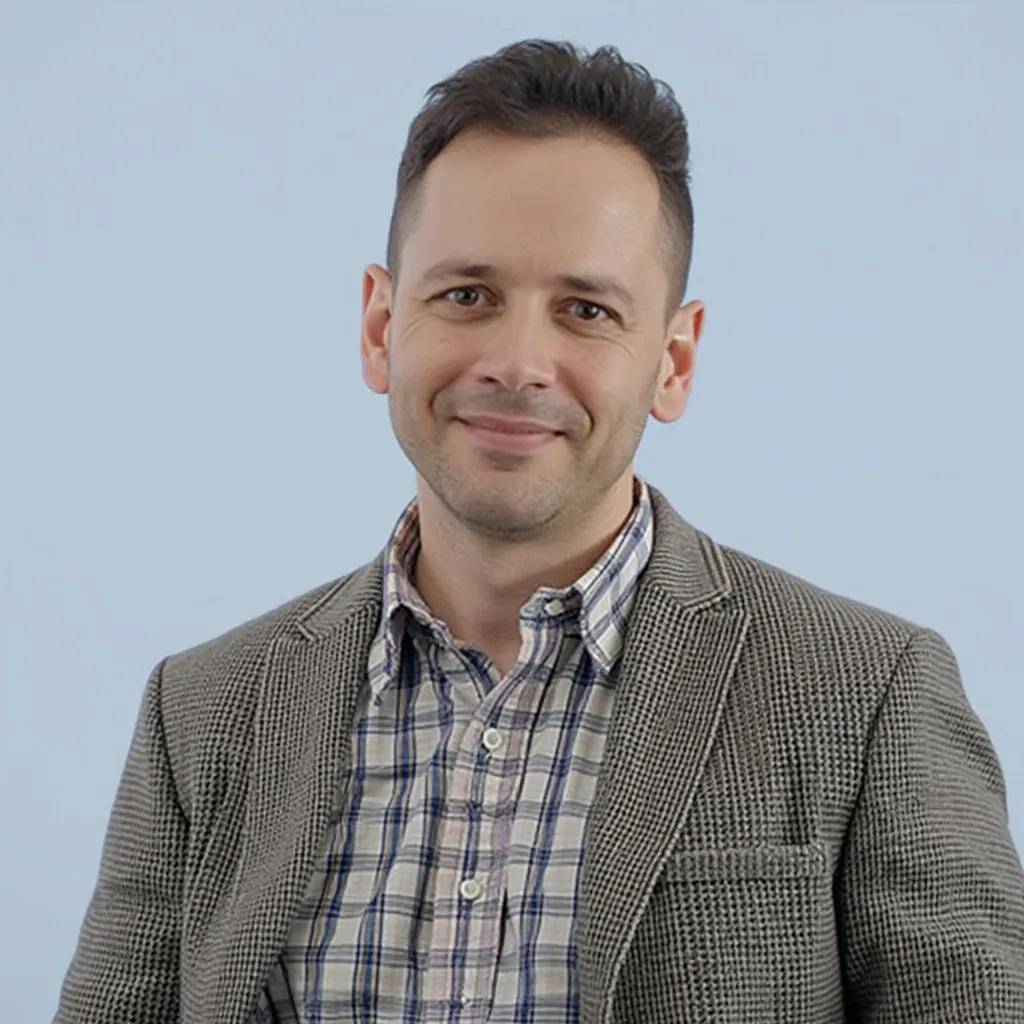 Carlos Ruiz, Asesor Financiero